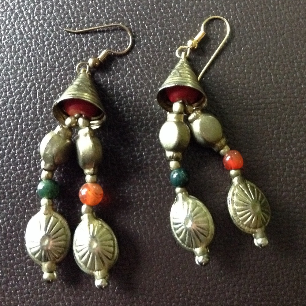 Vintage boho bead and tin metal style earrings UC.